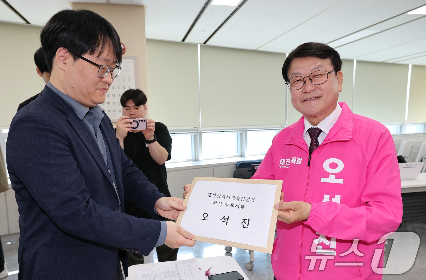 오석진 대전시교육감 후보가 14일 오전 대전시선거관리위원회에서 후보 등록을 하고 있다. 2026.5.14 ⓒ 뉴스1 김기태 기자