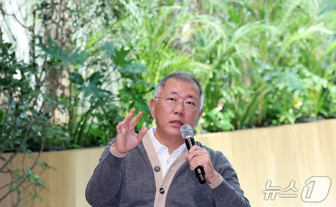 정의선 현대차그룹 회장, 양재사옥 로비 행사 발언