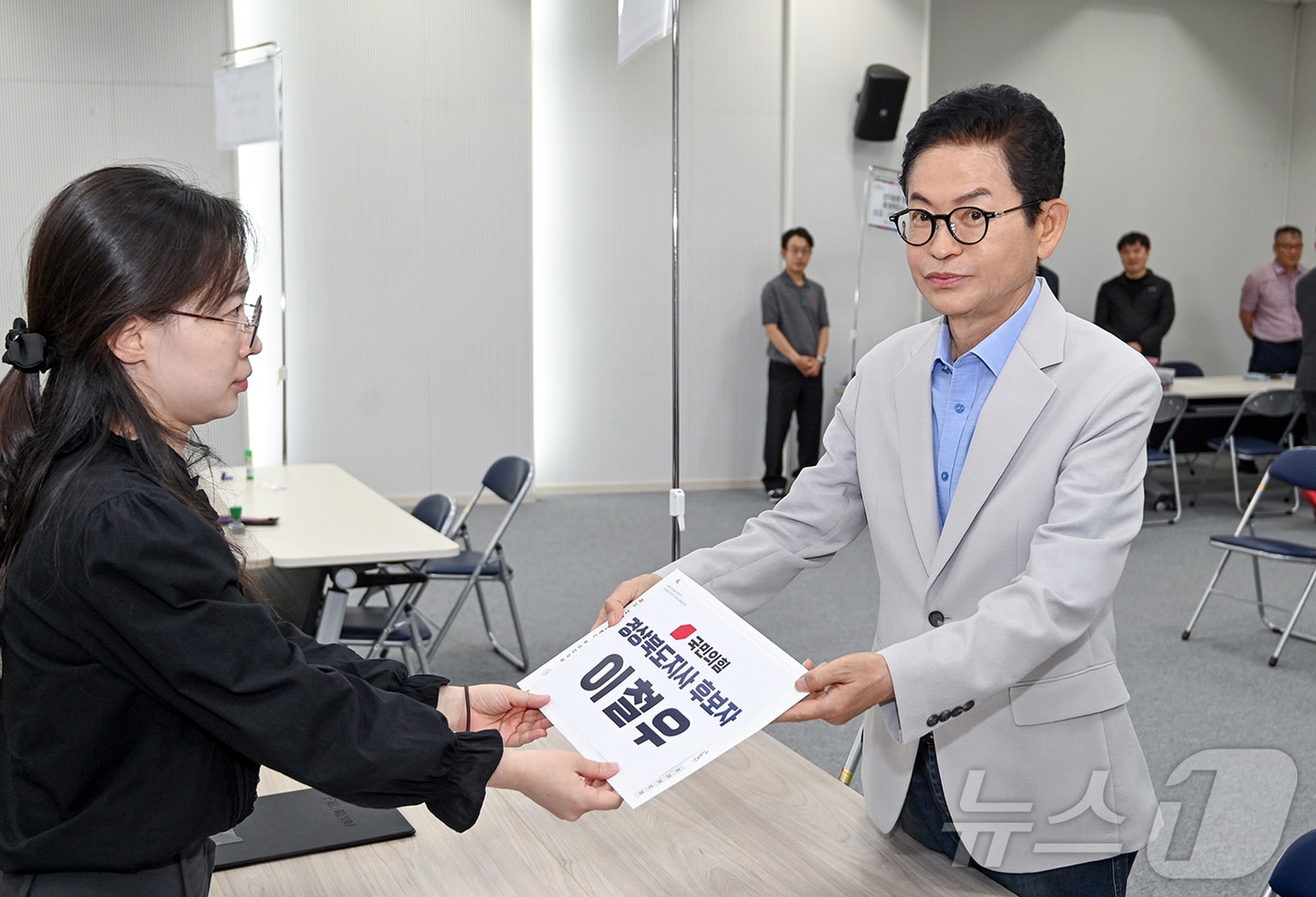 이철우 국민의힘 경북도지사 후보는 14일 경북도선거관리위원회에서 후보 등록을 마치고 본격 선거운동에 돌입했다. /뉴스1