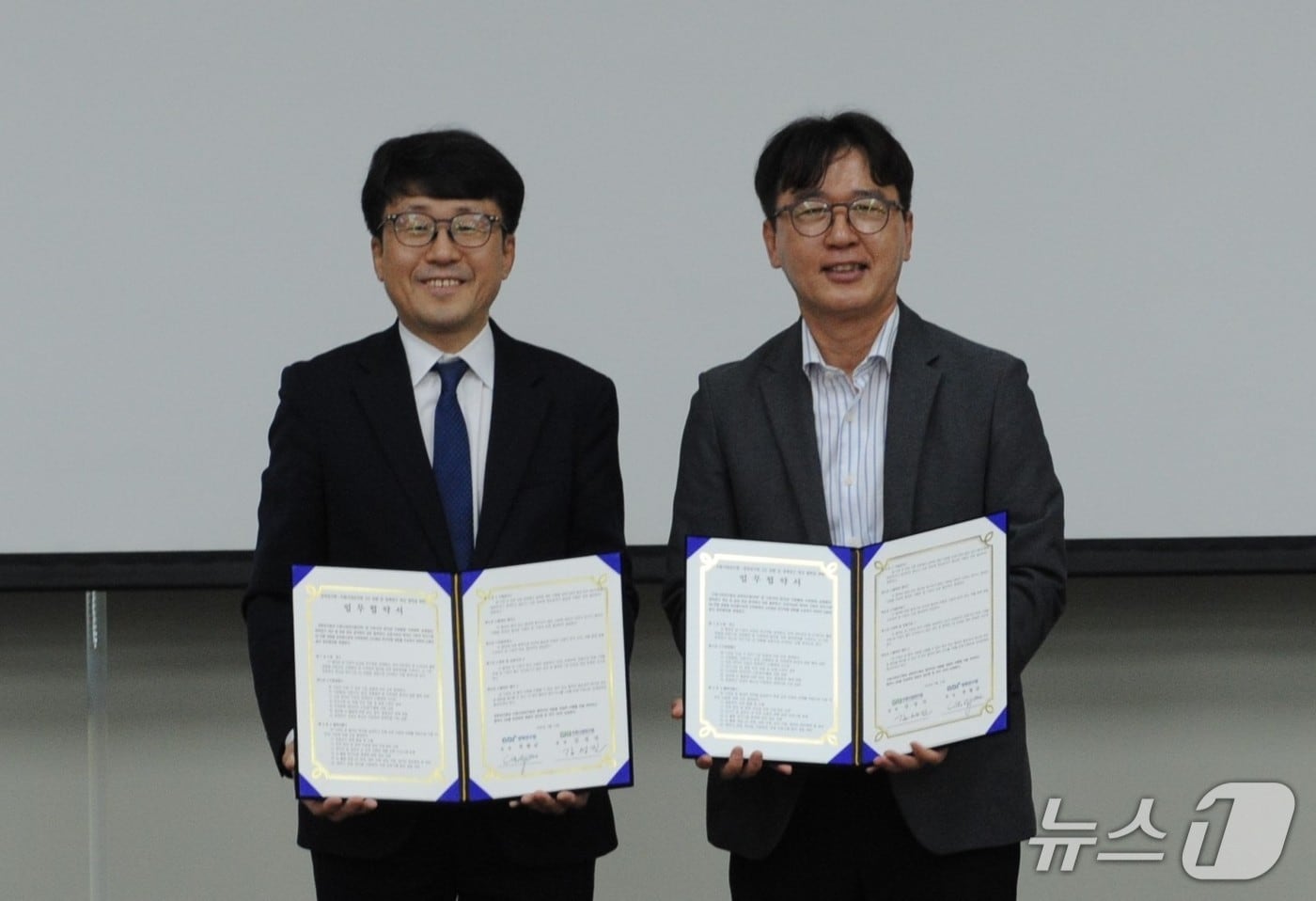 경북연구원은 14일 연구원에서 수원시정연구원과 ‘지역정책 연구혁신 및 AX 전환 협력’을 위한 업무협약을 체결했다.