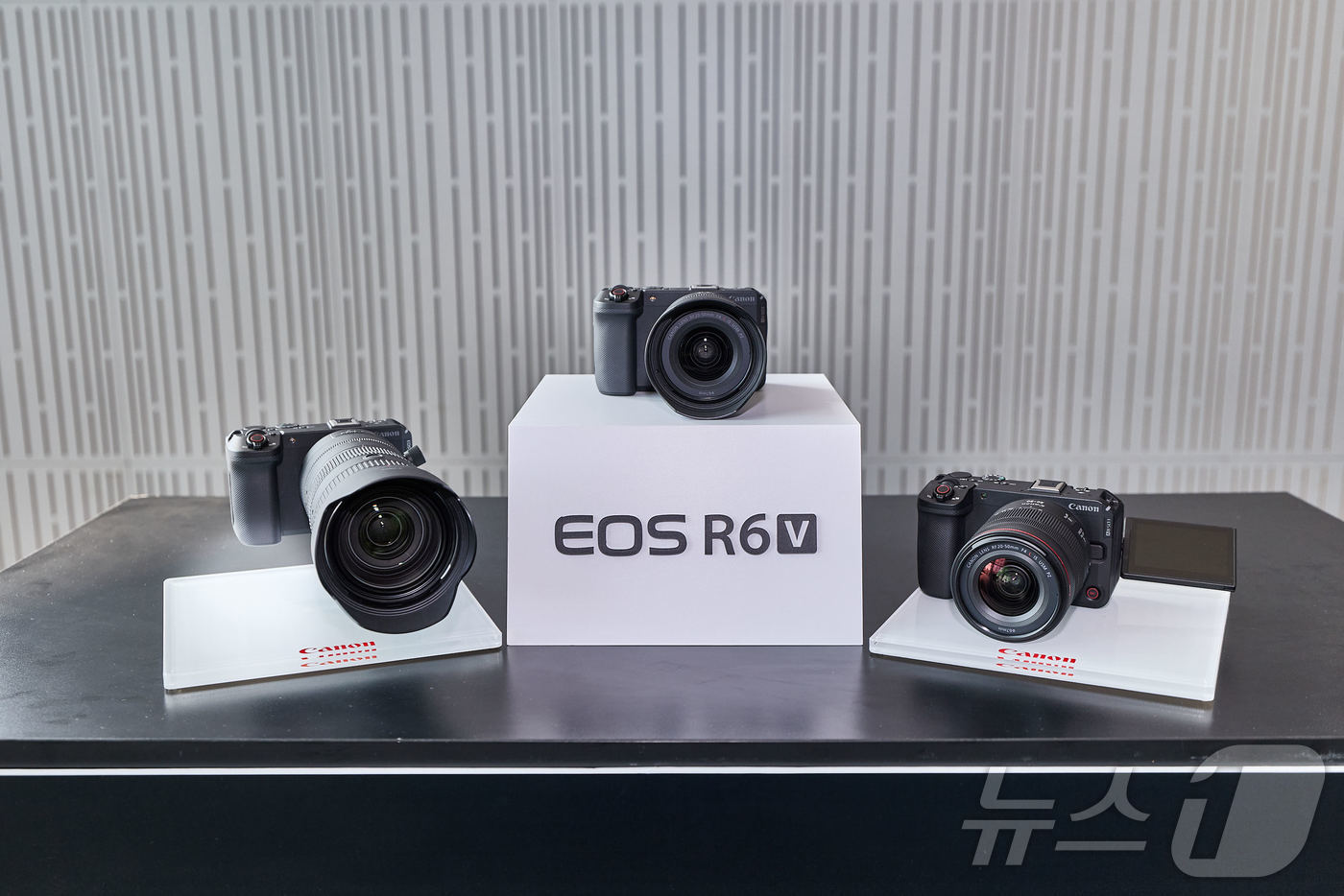 캐논코리아는의 영상 크리에이터를 위한 풀프레임 미러리스 신제품 ‘EOS R6 V’와 파워 줌 렌즈 ‘RF20-50mm F4 L IS USM PZ’. (캐논코리아 제공. 재판매 및 DB 금지) 2026.5.14 ⓒ 뉴스1