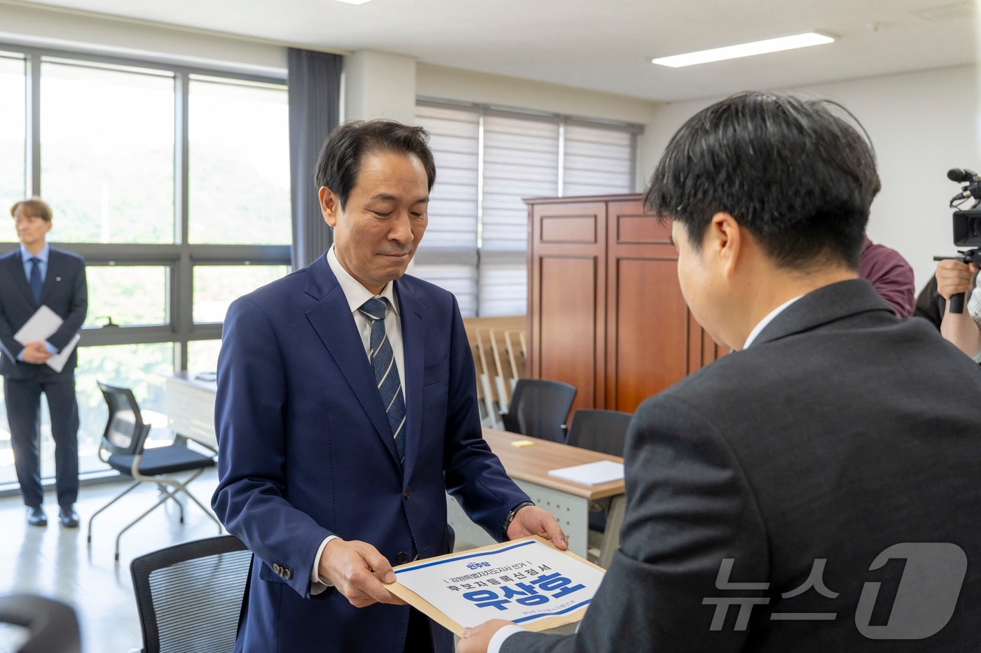 우상호 더불어민주당 강원특별자치도지사 후보가 14일 강원도선거관리위원회를 찾아 후보 등록 서류를 제출하고 본격적인 지방선거 체제에 돌입했다.(우상호 후보 측 제공. 재판매 및 DB금지) ⓒ 뉴스1 이종재 기자