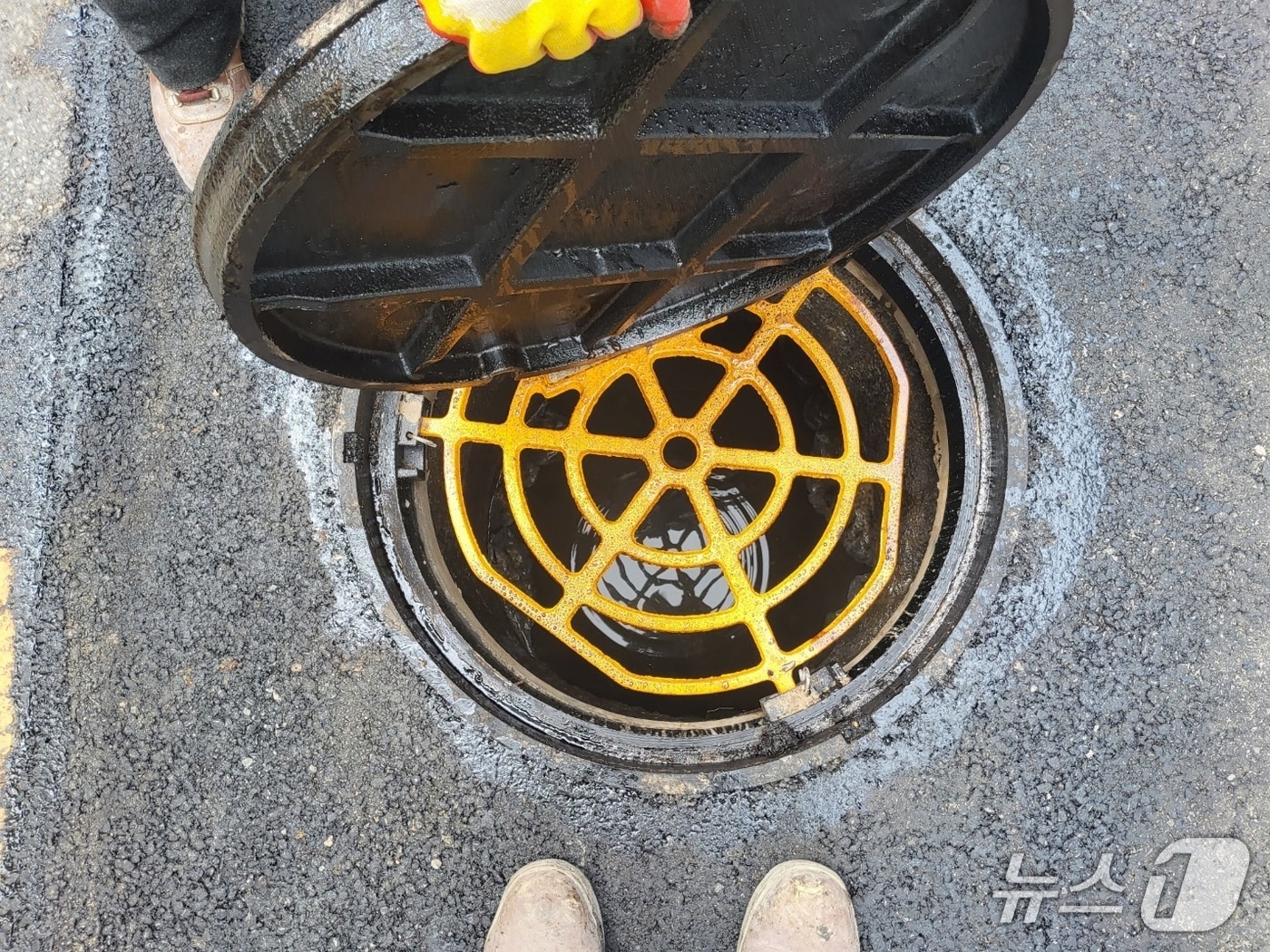 추락방지맨홀 설치 모습.(강남구 제공)