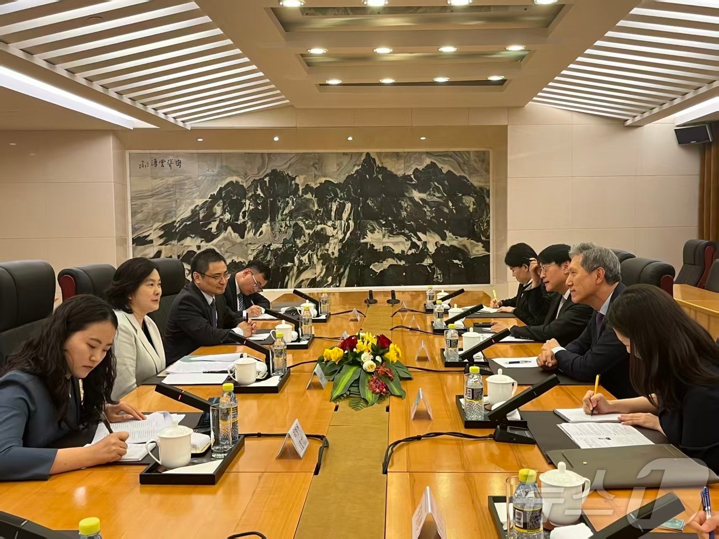 노재헌 주중 한국대사가 13일 중국 외교부에서 화춘잉 부부장과 면담하고 한중 관계 등에 대해 논의했다. (주중 한국대사관 제공) ⓒ 뉴스1 정은지 특파원