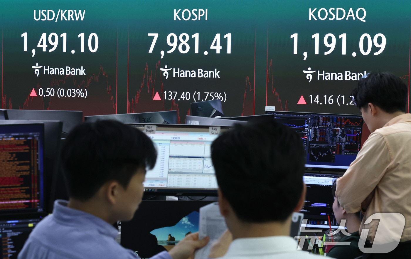 14일 오후 서울 중구 하나은행 본점 딜링룸 전광판에 코스피 지수 등 종가가 표시되고 있다. 2026.5.14 ⓒ 뉴스1 구윤성 기자