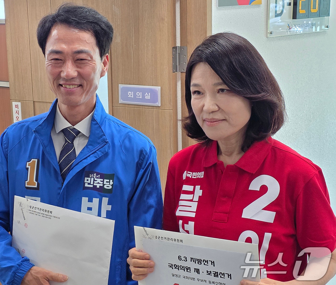 대구 달성군 국회의원 재보궐선거에 출마하는 이진숙 국민의힘 후보와 박형룡 더불어민주당 후보가 지난 14일 오후 달성군선거관리위원회를 찾아 후보 등록을 하고 있는 모습. (이진숙 캠프 제공. 재판매 및 DB금지) 2026.5.14 ⓒ 뉴스1 공정식 기자