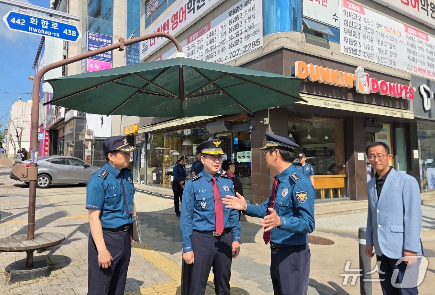 유윤종 울산경찰청장이 14일 중구의 한 중학교 인근에서 특별치안활동 추진 상황을 점검하고 있다.(울산경찰청 제공. 재판매 및 DB금지)/뉴스1