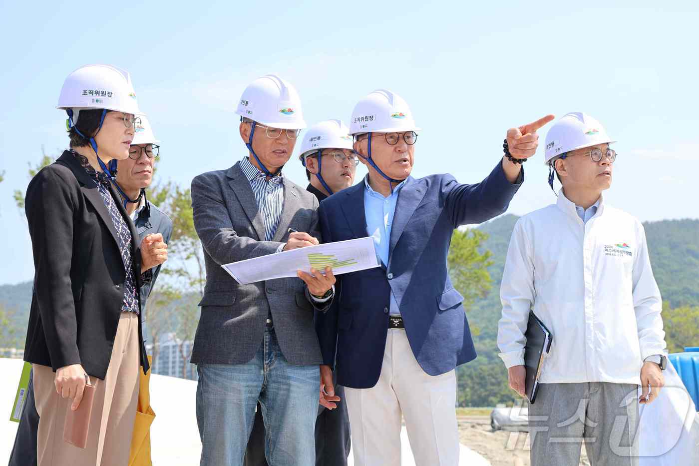 박수관 여수세계섬박람회 조직위원장이 14일 주행사장 현장 점검을 실시하고 있다. (조직위 제공. 재판매 및 DB금지) ⓒ 뉴스1 김성준 기자