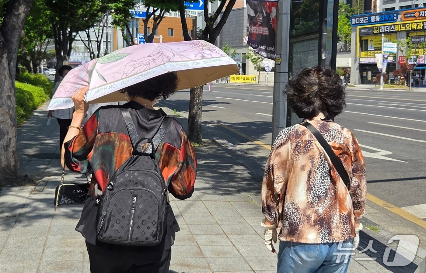 14일 오후 초여름 날씨를 보인 대구 도심에서 시민들이 양산을 쓰거나 챙이 넓은 모자를 착용한 채 이동하고 있다.2026.5.14 ⓒ 뉴스1 이성덕 기자