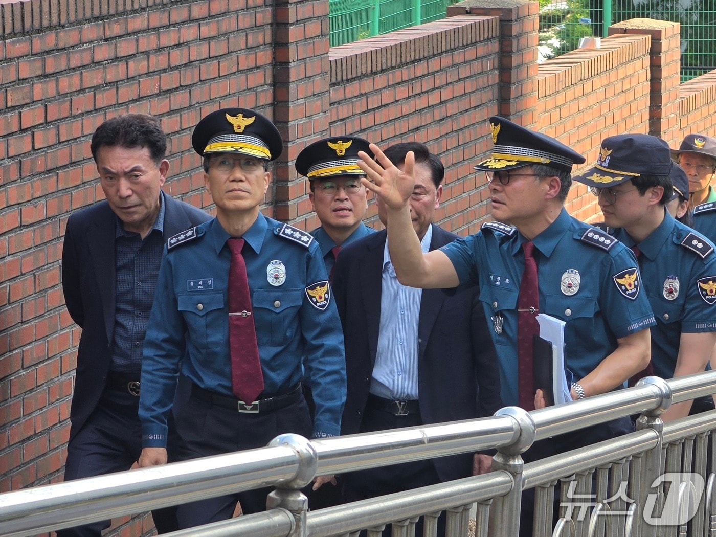 유재성 경찰청장 직무대행이 14일 학생 안전 강화를 위해 서울 마포구 소재 중·고등학교를 찾아 현장 치안 상황을 점검했다.