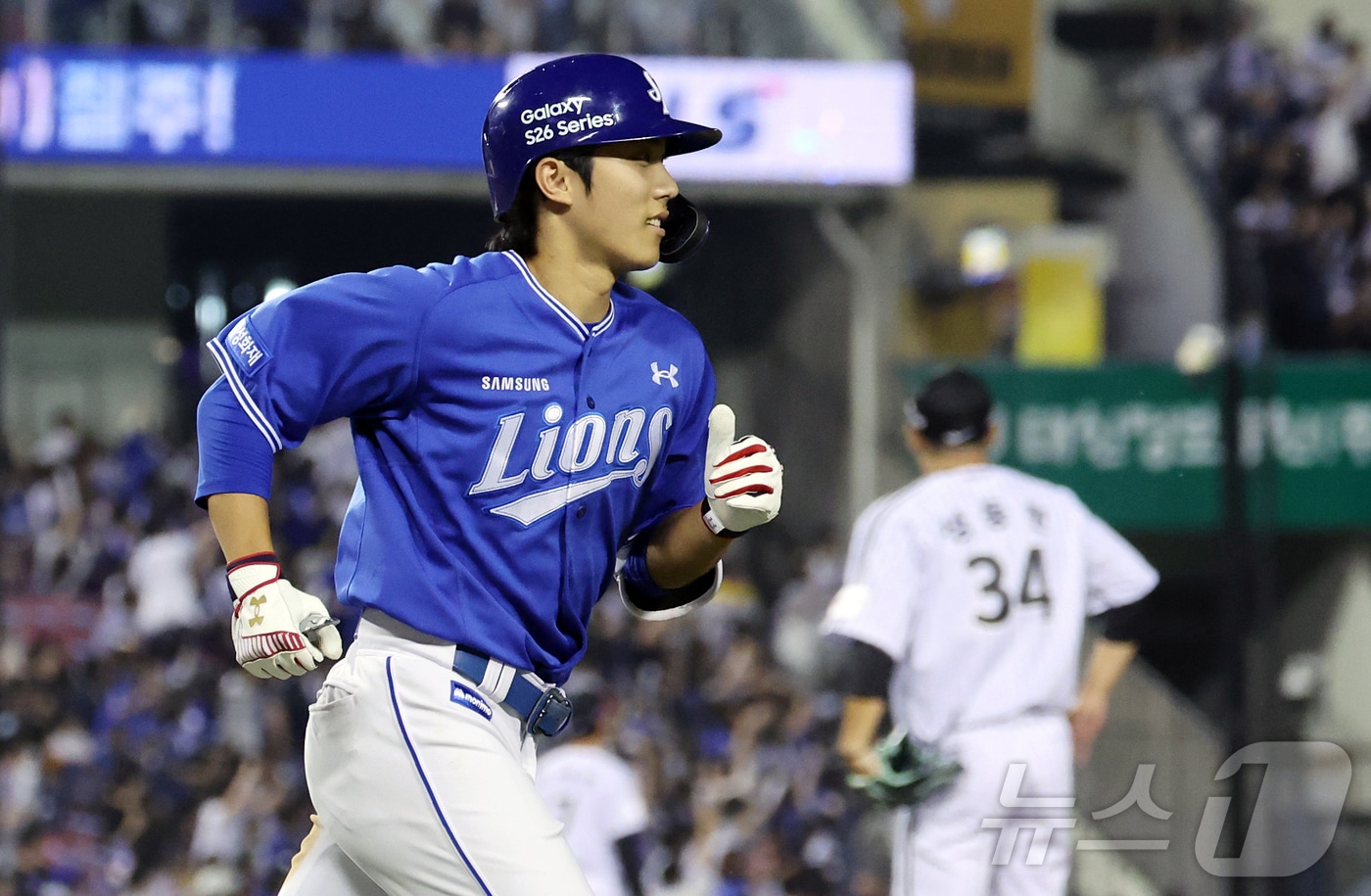 14일 오후 서울 송파구 잠실야구장에서 열린 프로야구 '2026 신한은행 SOL KBO리그' 삼성 라이온즈와 LG 트윈스의 경기, 삼성 이재현이 7회초 2사 상황 솔로홈런을 친 뒤 홈을 향해 달리고 있다. 2026.5.14 ⓒ 뉴스1 김진환 기자