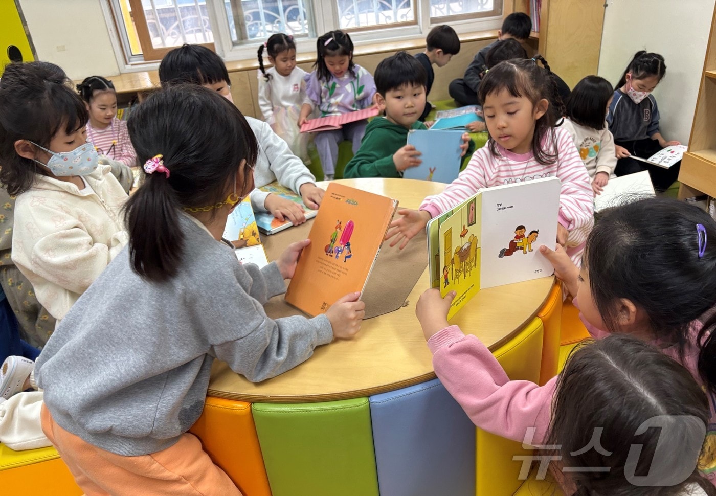 경북교육청은 15일 유아의 삶과 놀이 속 독서 문화를 확산하기 위해 ‘2026 독서 중점 시범기관’ 10곳을 운영한다. /뉴스1