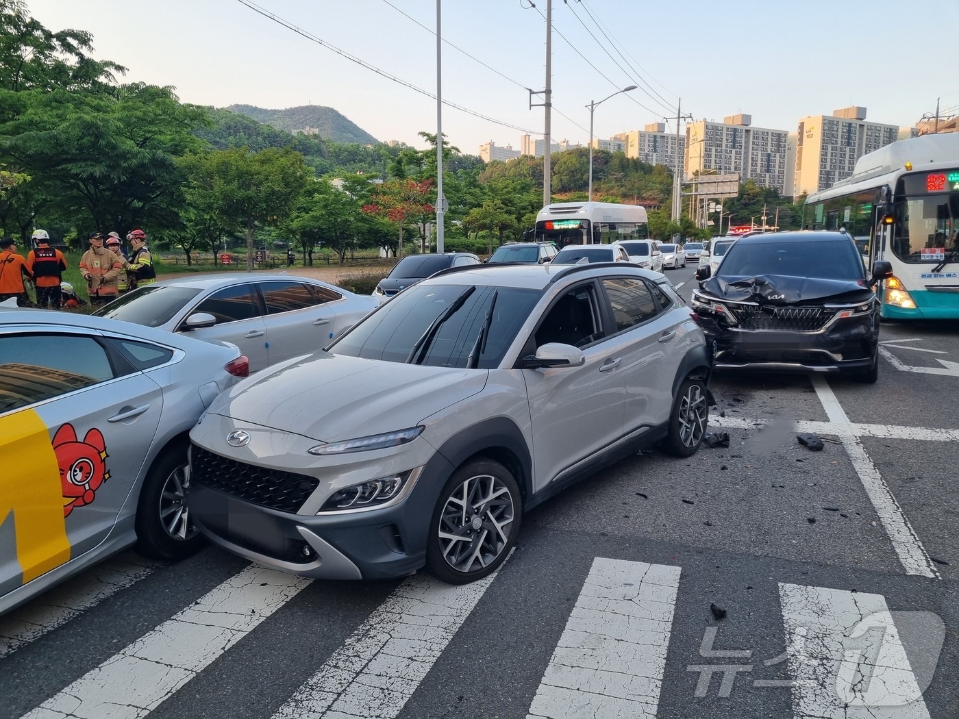 14일 전남 여수시 웅천동에서 4중 추돌 사고가 발생해 5명이 다쳤다. (전남소방본부 제공. 재판매 및 DB금지) ⓒ 뉴스1 김성준 기자