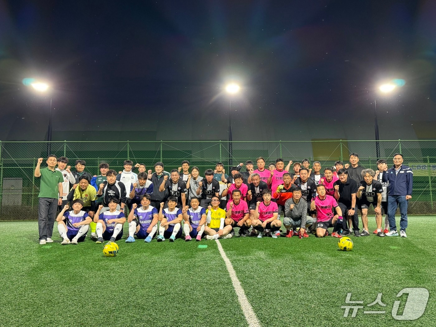 지난 14일 송암동 풋살장에서 열린 '2026 춘천시 야간 풋살리그' 개막식.(춘천시풋살연맹 제공, 재판매 및 DB금지)