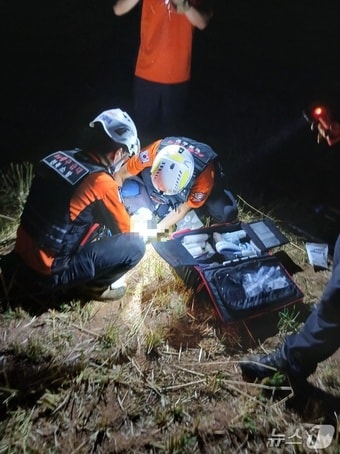 14일 오후 8시 57분께 전북 고창군 무장면의 한 논밭에서 농기계가 전복돼 운전자 A 씨(80대)가 다쳤다.(전북소방본부 제공. 재판매 및 DB금지)