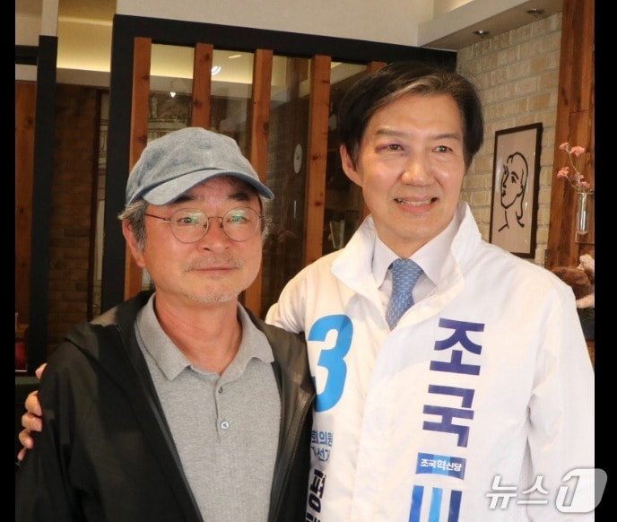 지난 14일 이호철 전 청와대 민정수석이 조국혁신당 경기평택을 조국 후보를 만나 지지를 선언한 뒤 기념촬영을 하고  있는 모습.  지난 12일 문에 부딪힌 조 후보 오른쪽 눈두덩이에 멍이 들어 있다. (SNS 갈무리) ⓒ 뉴스1  