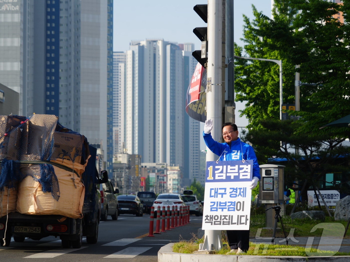 김부겸 더불어민주당 대구시장 후보가 15일 오전 대구 달서구 죽전네거리에서 출근길 인사를 하고 있다. (김부겸 희망캠프 제공. 재판매 및 DB 금지) 2026.5.15 ⓒ 뉴스1 남승렬 기자