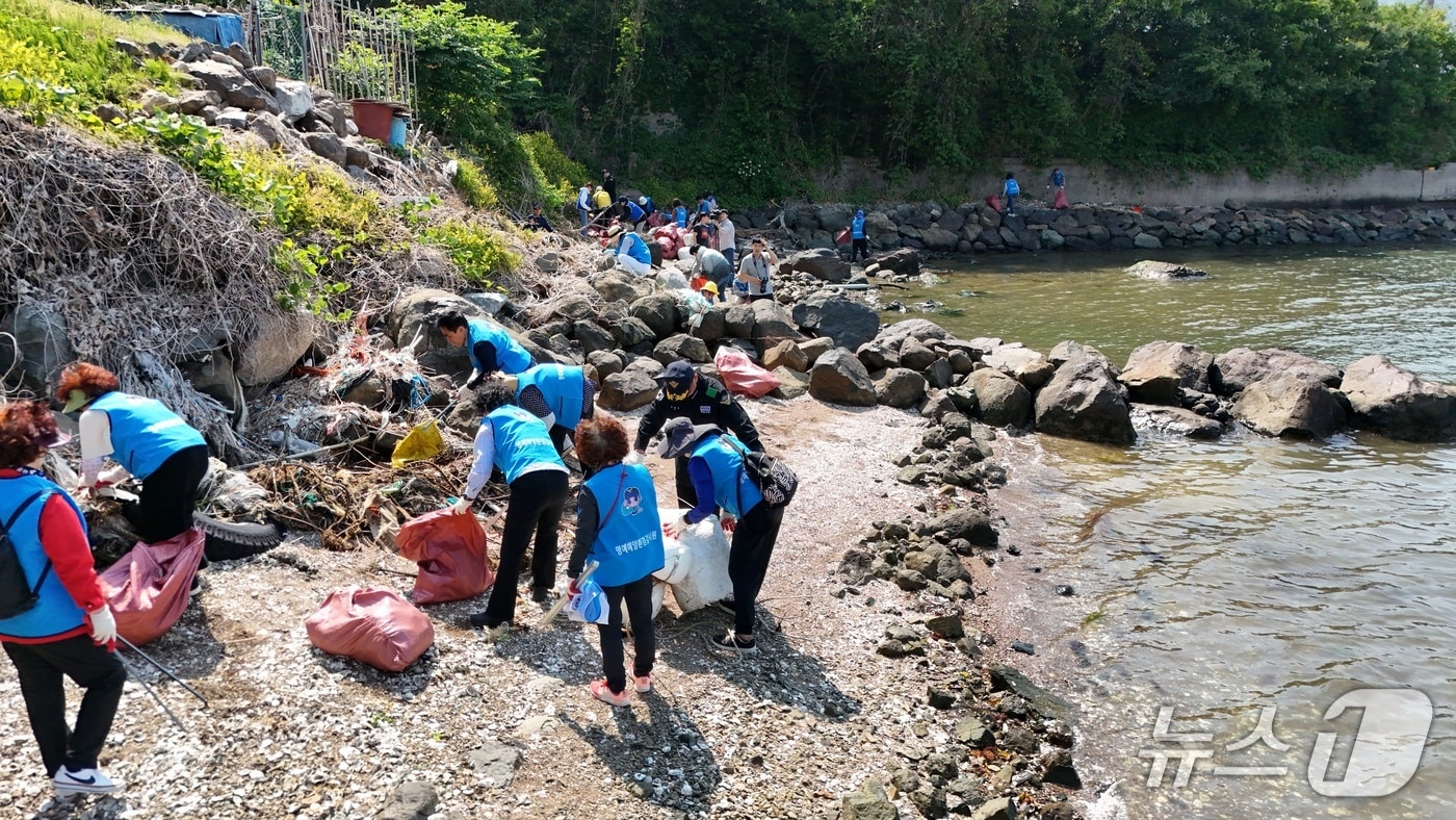 창원해경과 민간 봉사단체 관계자들이 14일 창원시 마산합포구 한 조간대(썰물 때 드러나는 지대)에서 해양 쓰레기를 수거하고 있다.(창원해경 제공. 재판매 및 DB금지)