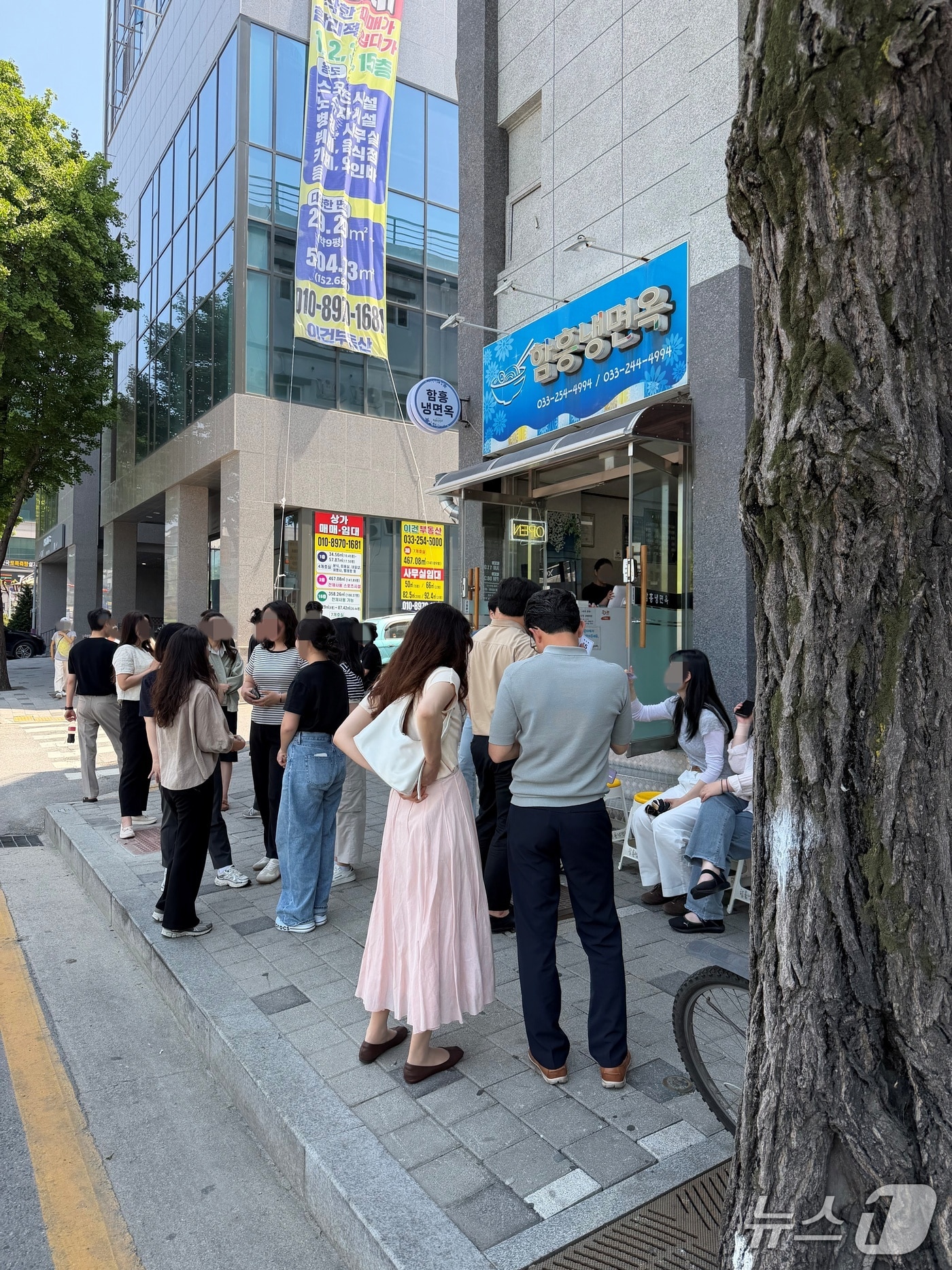  15일 낮 강원 춘천 조양동의 한 냉면집 앞에서 시민들이 냉면을 먹기 위해 번호표를 받은 후 대기 하고 있다. 2026.5.15 한귀섭 기자