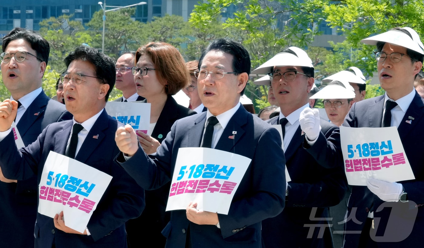 김영록 전라남도지사가 15일 오전 전남도청 앞 광장에서 ‘오월의 꽃, 오월의 빛’을 주제로 열린 ‘전남 5·18민주화운동 46주년 기념식’에서 임을 위한 행진곡을 제창하고 있다. (전남도 제공. 재판매 및 DB금지) 2026.5.15 ⓒ 뉴스1 전원 기자
