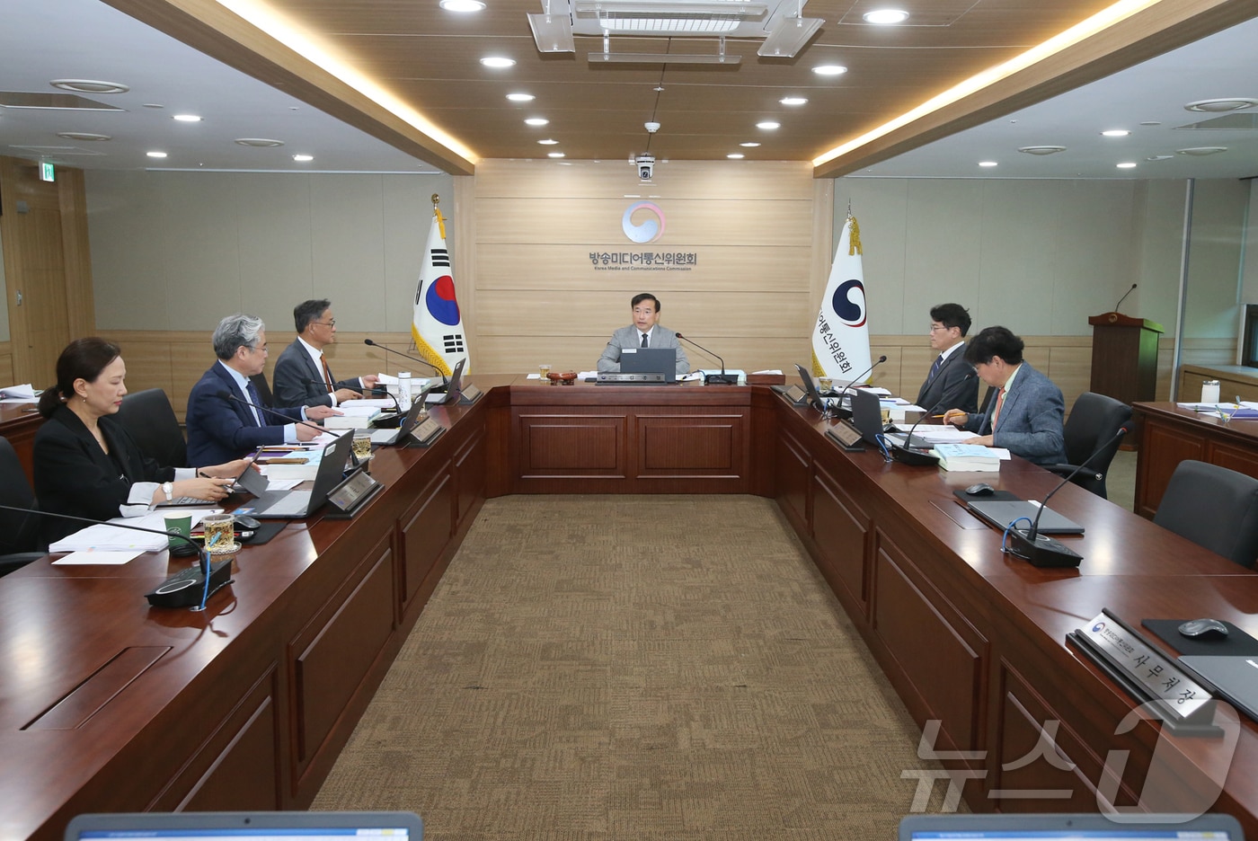 김종철 방송미디어통신위원장이 15일 정부과천청사에서 '2026년 제10차 전체회의'를 열고있다. (방미통위 제공)
