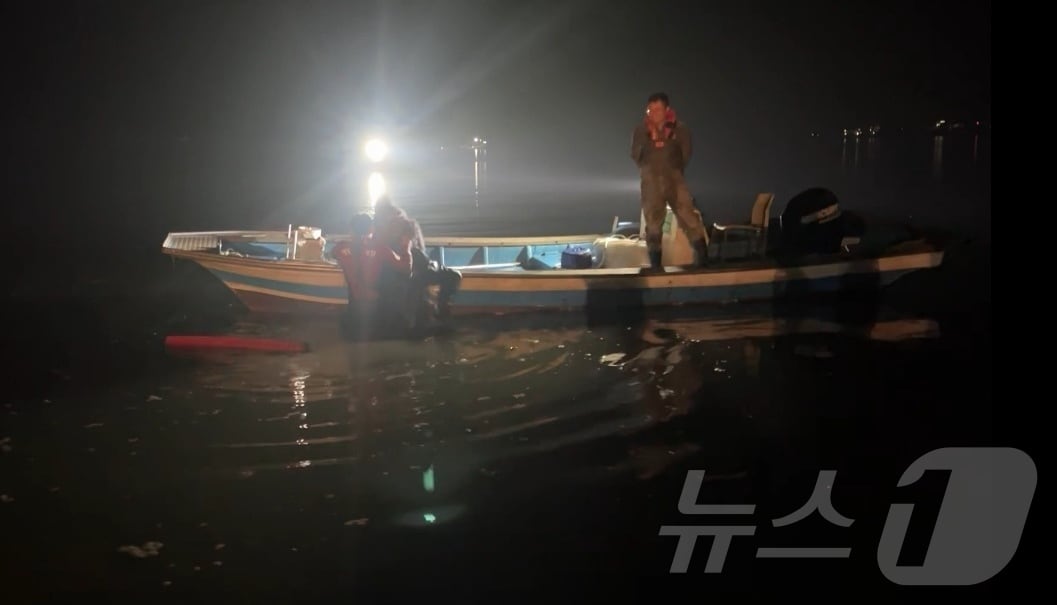 목포해경이 14일 밤 전남 신안군 증도 인근 갯벌에서 고립된 70대를 구조하고 있다. (목포해경 제공. 재판매 및 DB 금지)