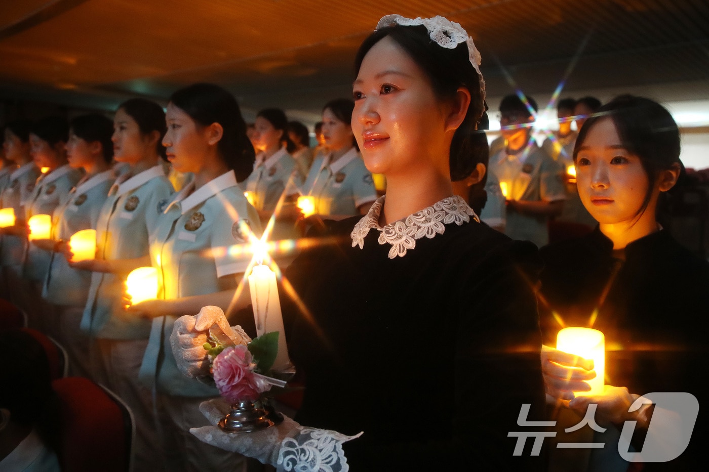 15일 대구 영진전문대에서 열린 '제40회 나이팅게일 선서식'에서 간호학과 학생들이 촛불을 밝혀 들고 전문 간호직에 최선을 다할 것을 다짐하고 있다. 2026.5.15 ⓒ 뉴스1 공정식 기자