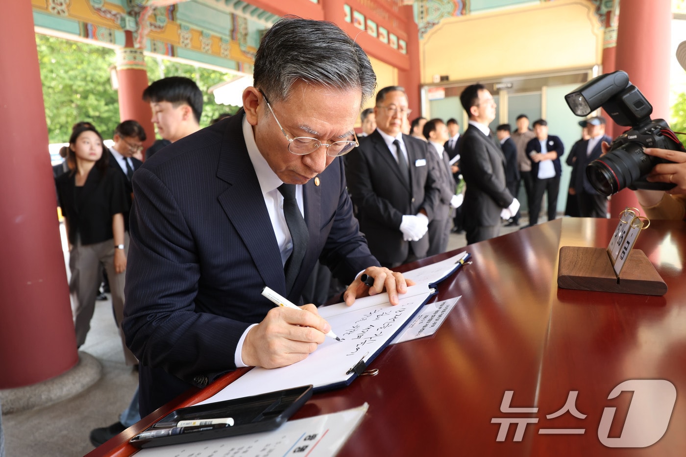 정성호 법무부장관이 15일 광주 북구 운정동 국립 5·18민주묘지를 방문해 참배에 앞서 방명록을 작성하고 있다. 2026.5.15 ⓒ 뉴스1 박지현 기자