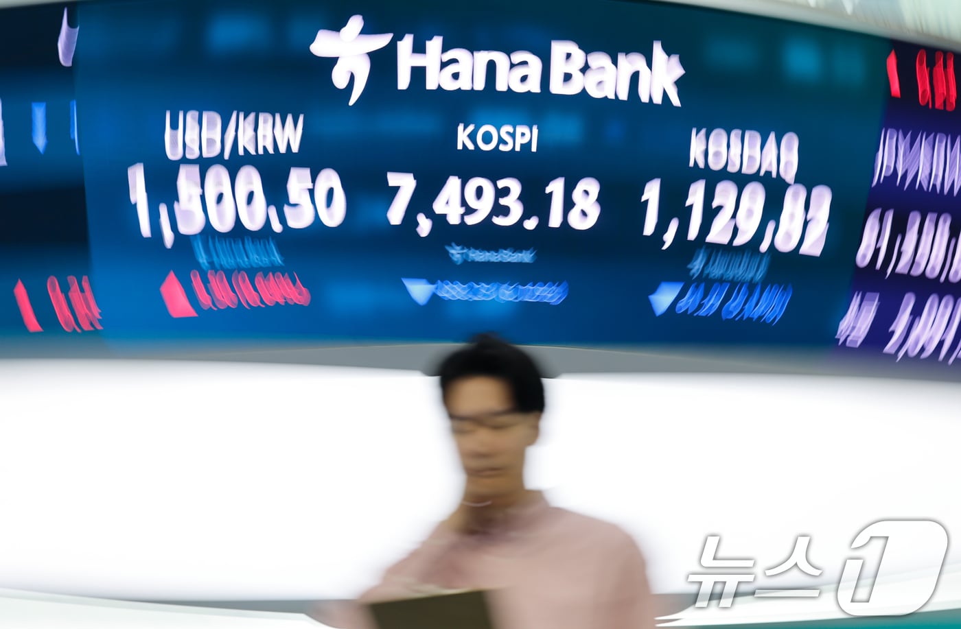 코스피가 장중 사상 처음으로 8000포인트를 돌파했다가 7490선에서 거래를 마감한 15일 오후 서울 중구 하나은행 본점 딜링룸 전광판에 종가가 나오고 있다. 2026.5.15 ⓒ 뉴스1 안은나 기자