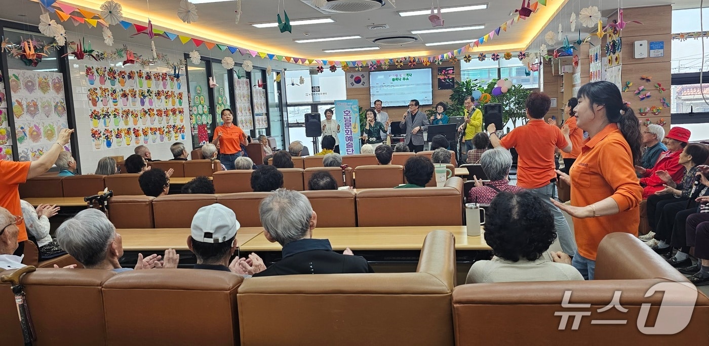 호남문화예술단이 노인주간보호센터서 어르신을 대상으로 공연을 하고 있다. 2026.5.15/뉴스1