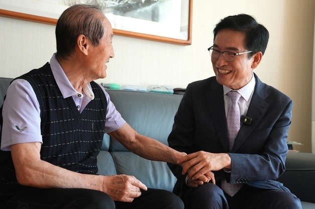 윤건영 충북교육감 후보(오른쪽)가 15일 스승의 날을 맞아 초등학교 6학년 담임 김영민 선생님 집을 찾아 감사 인사를 전하고 있다.(충북교육청 제공. 재판매 및 DB금지)/뉴스1