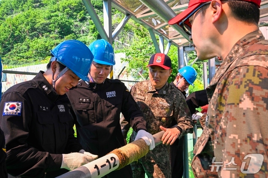 해군 제82전투훈련전대와 소방·소화 합동훈련 중인 속초해경.(속초해경 제공, 재판매 및 DB 금지)2026.515/뉴스1