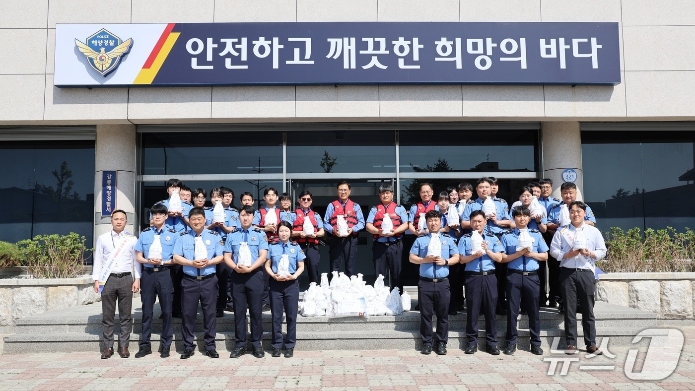 15일 강릉해양경찰서 직원들이 구명조기를 입고 2026 강릉단오제 신주미 봉정 행사에 참여한 뒤 기념촬영을 하고 있다.(강릉해경 제공, 재판매 및 DB 금지) 2026.5.15/뉴스1