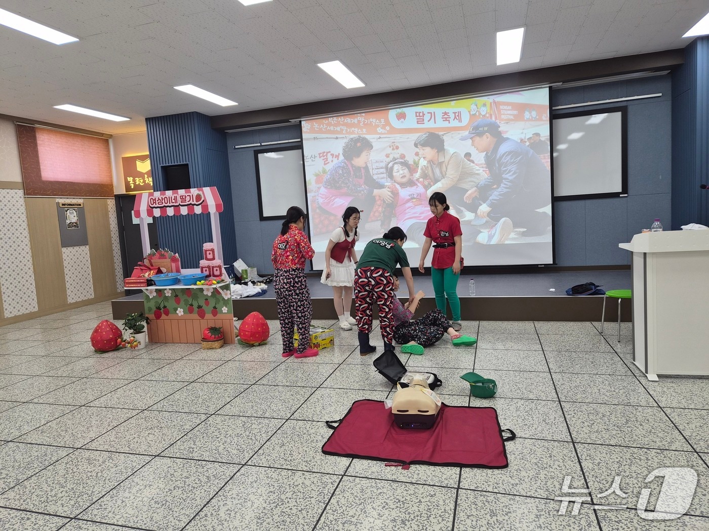 논산상업여자고등학교 학생들로 구성된 '전국 일반인 심폐소생술 경연대회' 도 대표팀이 대회를 앞두고 경연 준비를 하고 있다. (충남소방본부 제공, 재판매 및 DB금지) / 뉴스1