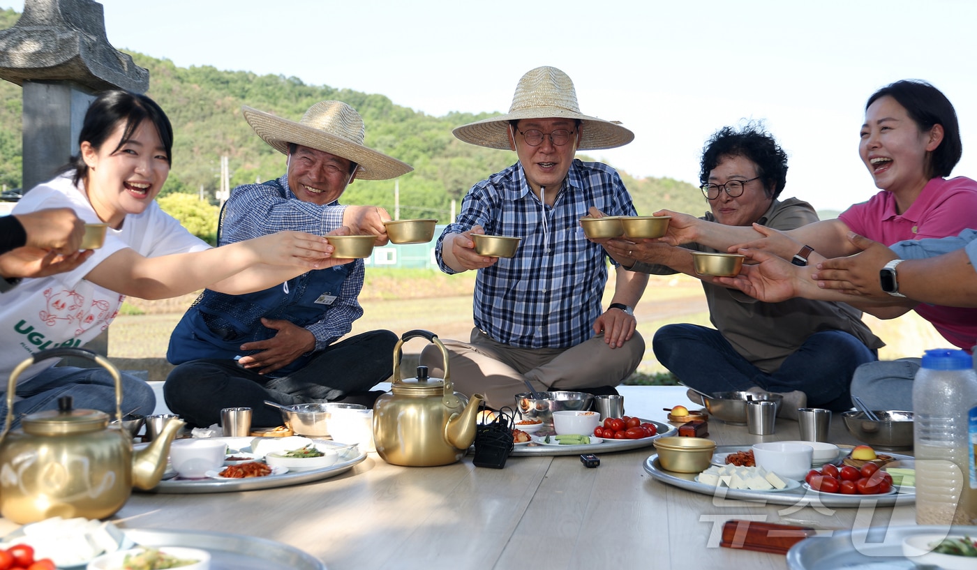 이재명 대통령이 15일 대구 군위군 소보면 모내기 현장을 방문해 주민들과 새참 간담회를 하고 있다. 2026.5.15 ⓒ 뉴스1 허경 기자