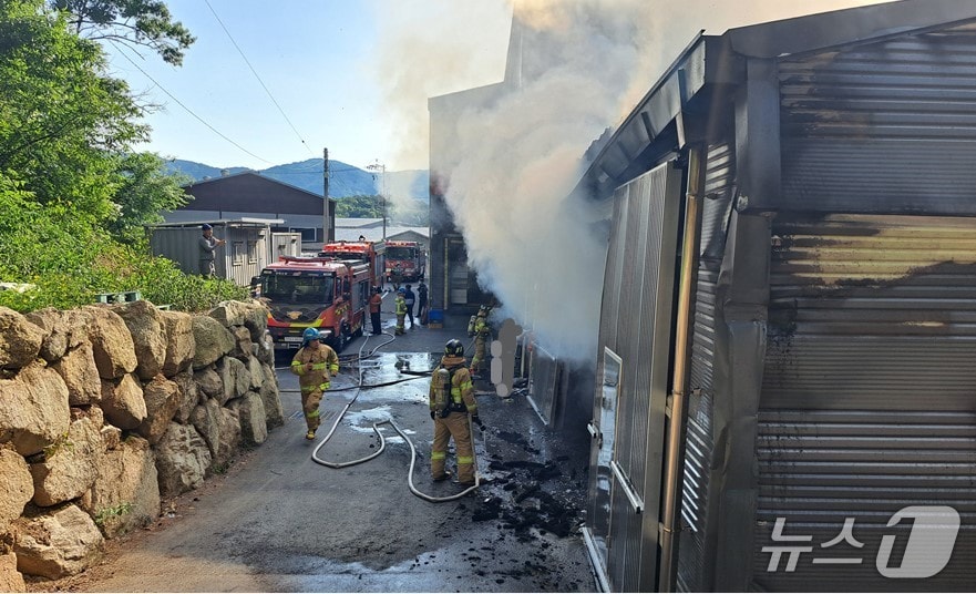 15일 오후 4시 13분쯤 경북 고령군 개진면의 한 공장에서 불이 나 소방관들이 진화하고 있다.(경북소방본부 제공. 재판매 및 DB금지)/뉴스1