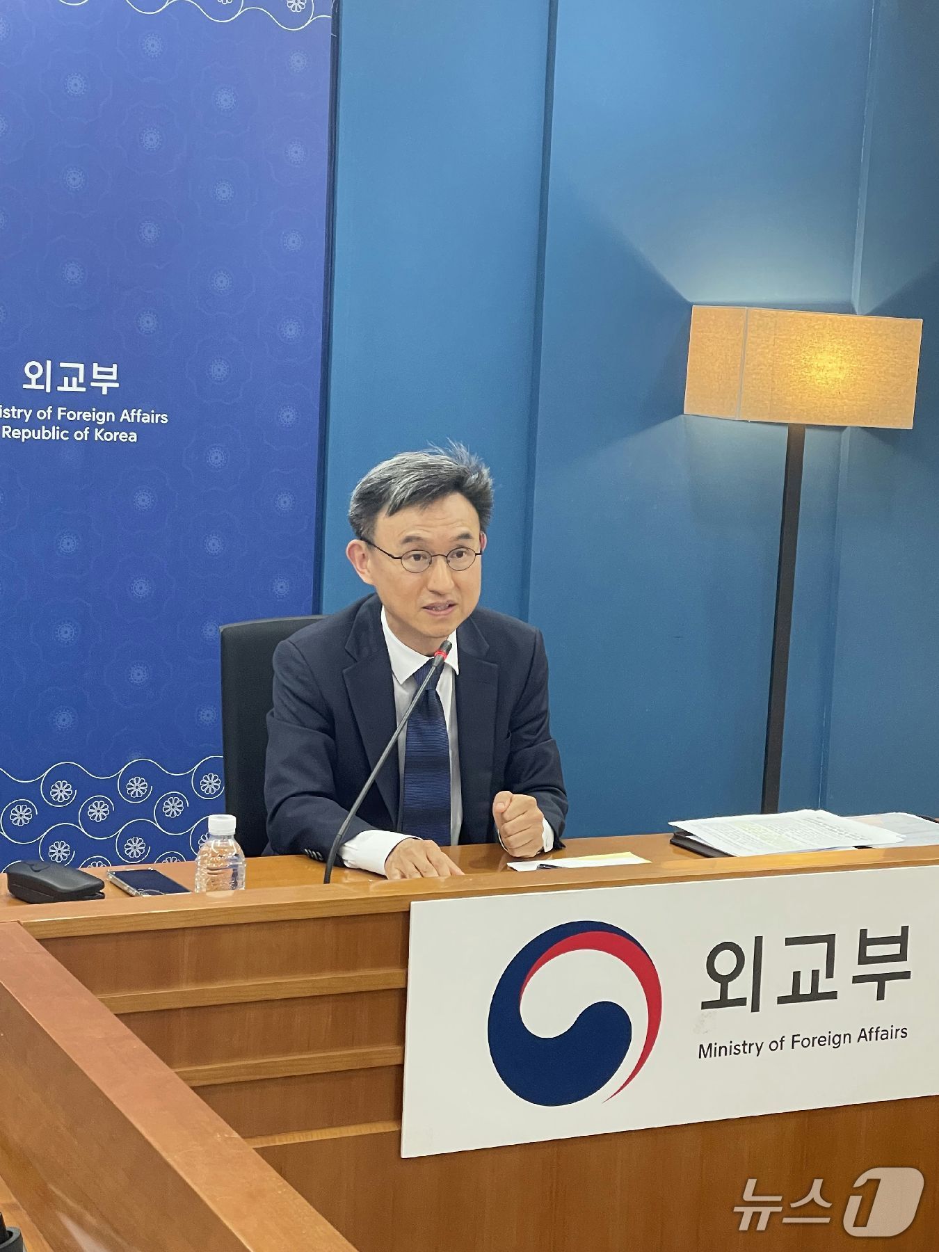  '초국가범죄 풍선효과 차단 및 대응회의'를 진행중인 조주성 외교부 해외안전기획관의 모습. 이번 회의는 동남아시아 지역 12개 재외공관과 화상으로 진행됐다. (외교부 제공)