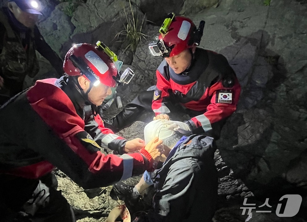 16일 오전 4시 22분쯤 부산 사하구 다대포 두송반도 갯바위에서 60대 낚시객 A 씨가 5m 절벽 아래로 추락하는 사고가 발생했다. 사진은 해경이 현장에서 응급처치하고 있는 모습(부산해경제공. 재판매 및 DB금지)