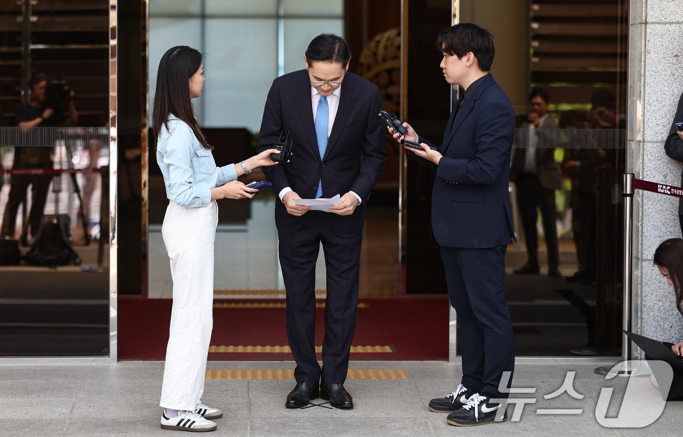 이재용 삼성전자 회장이 16일 서울 강서구 서울김포비즈니스항공센터로 귀국하며 노조 파업에 대한 입장을 밝히던 중 고개숙여 인사하고 있다. 2026.5.16 ⓒ 뉴스1 김도우 기자