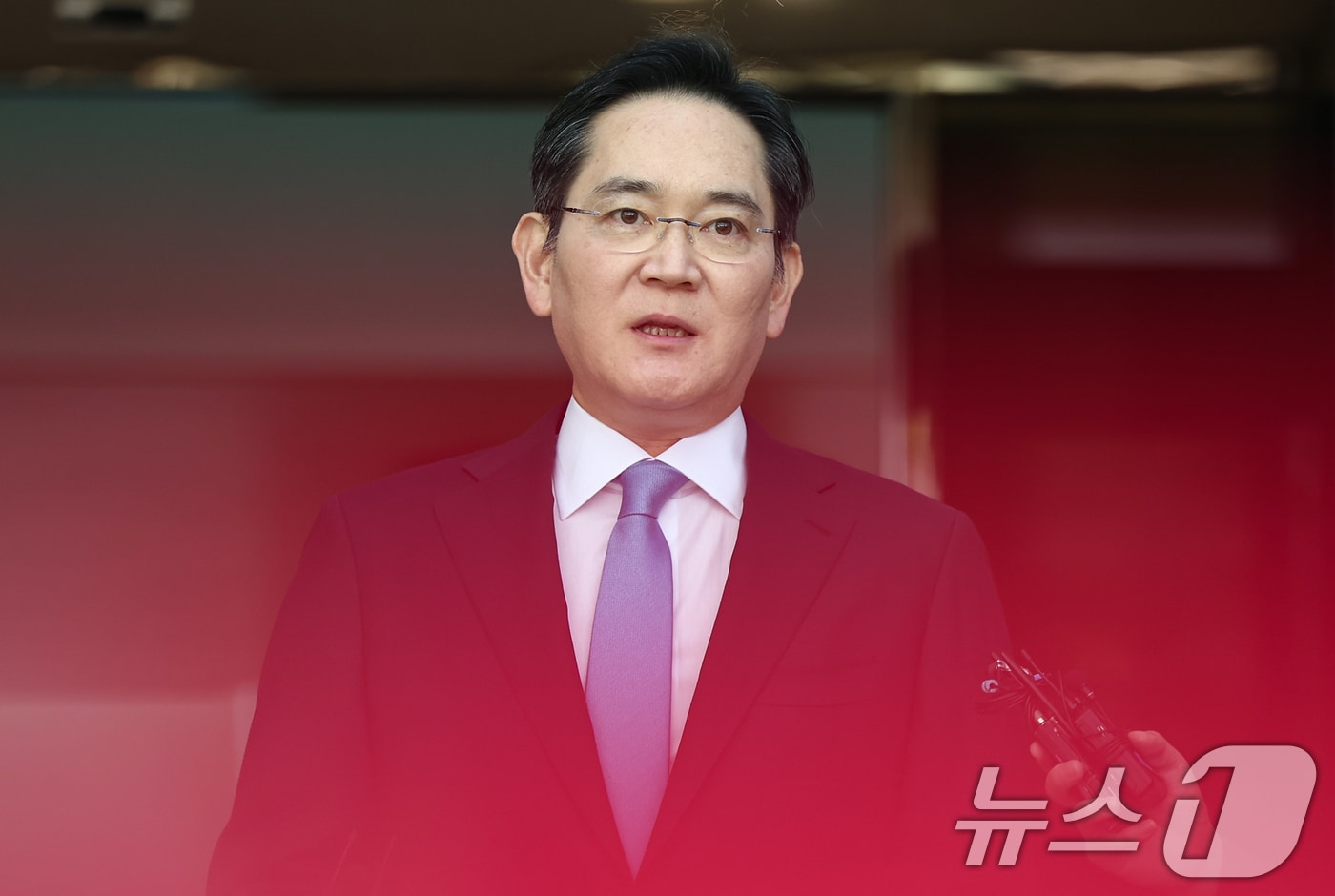 이재용 삼성전자 회장이 16일 서울 강서구 서울김포비즈니스항공센터로 귀국하며 노조 파업에 대한 입장을 밝히고 있다. 2026.5.16 ⓒ 뉴스1 김도우 기자