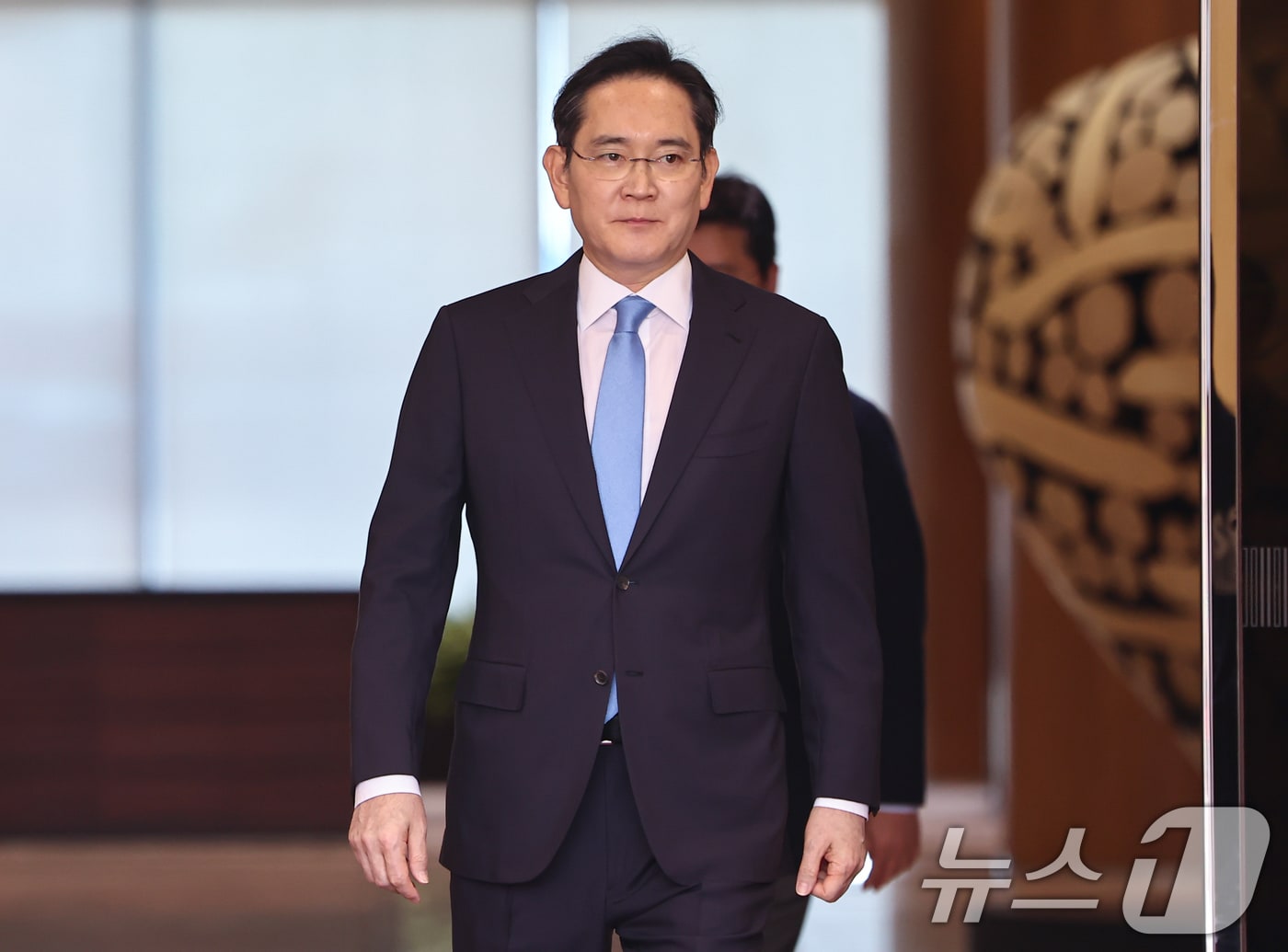 이재용 삼성전자 회장이 16일 서울 강서구 서울김포비즈니스항공센터로 귀국하고 있다. 2026.5.16 ⓒ 뉴스1 김도우 기자