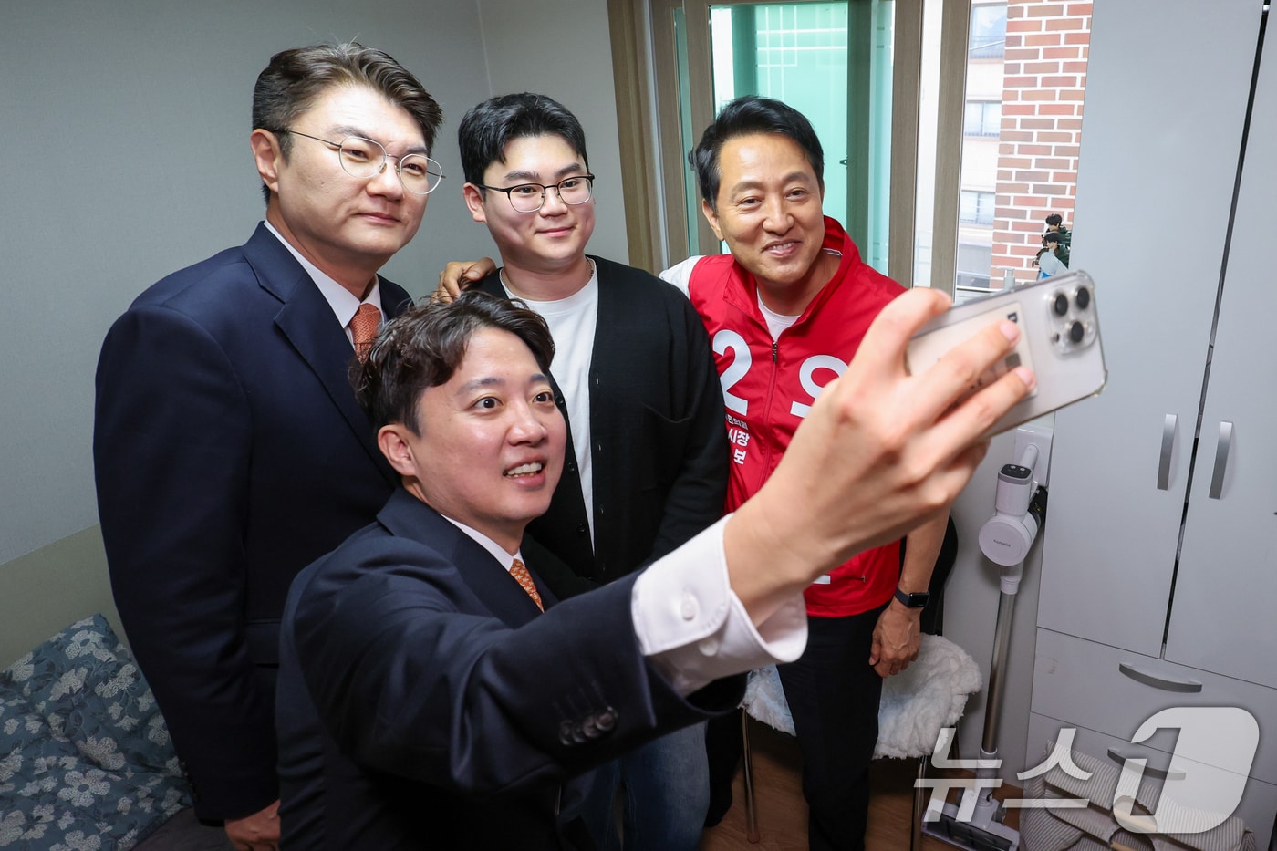 지난 16일 오세훈 국민의힘 서울시장 후보와 이준석 개혁신당 대표, 김정철 개혁신당 서울시장 후보(오른쪽부터 시계방향)가 서울 노원구 공릉로의 원룸을 찾아 이곳에서 자취하는 대학생과 대화하며 애로사항을 청취한 뒤 셀카를 찍고 있다. 2026.5.16 ⓒ 뉴스1 안은나 기자
