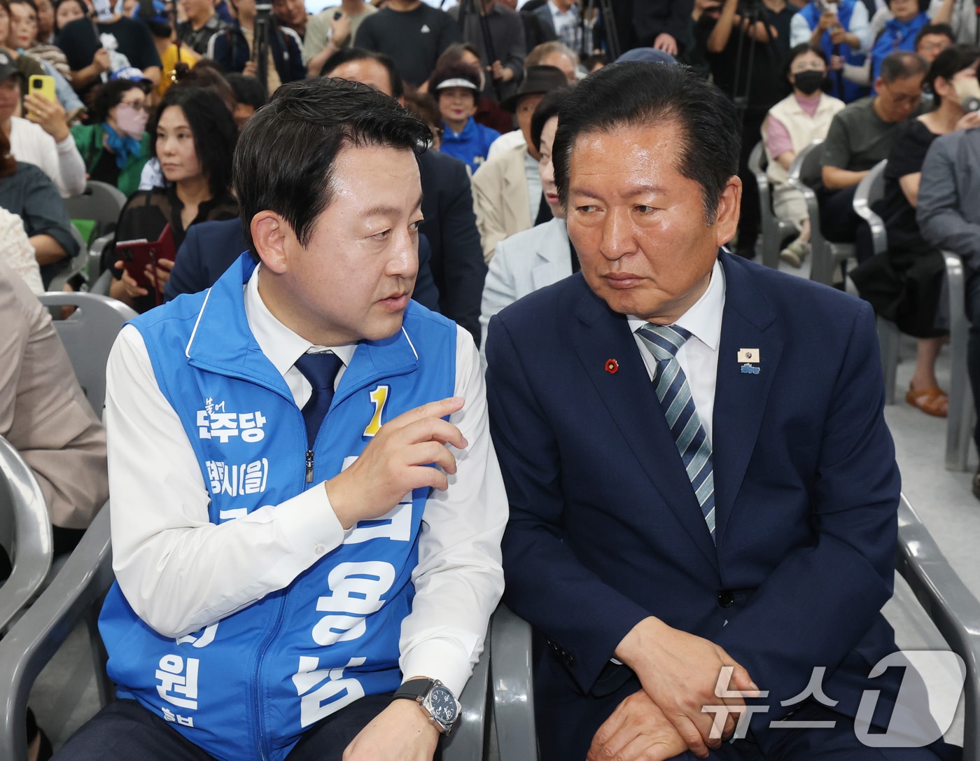 김용남 더불어민주당 경기 팽택을 국회의원 후보가 지난 5월 16일 경기 평택시 안중읍 선거사무소에서 열린 개소식에서 정청래 대표와 이야기를 하고 있는 모습. 2026.5.16 ⓒ 뉴스1 김영운 기자