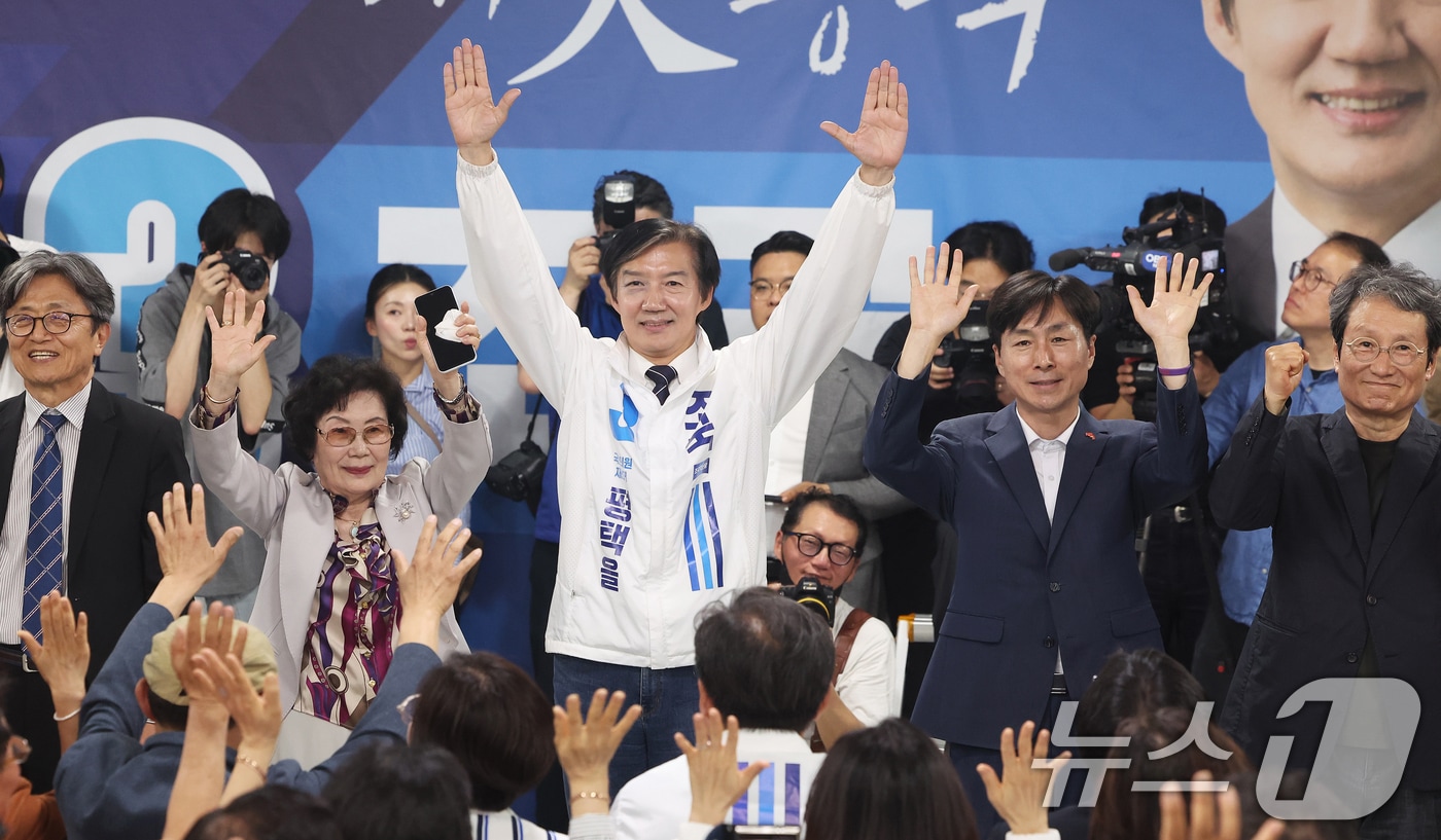 조국 조국혁신당 경기 팽택을 국회의원 후보가 15일 경기 평택시 안중읍 선거사무소에서 열린 개소식에서 기념촬영을 하고 있다. (공동취재) 2026.5.16 ⓒ 뉴스1 김영운 기자
