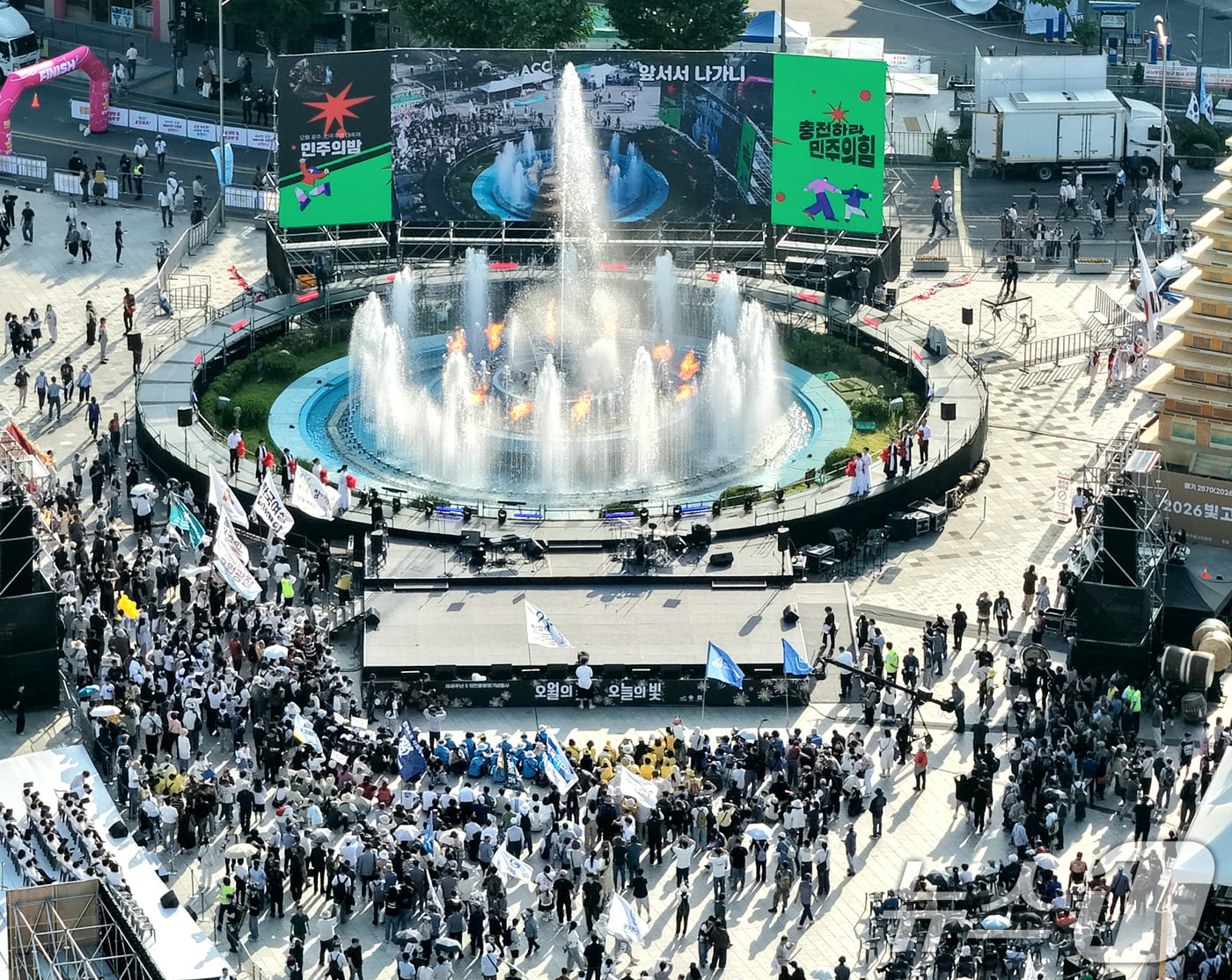 5·18민주화운동 46주기를 이틀 앞둔 16일 오후 광주 동구 5.18민주광장에서 5·18민중항쟁기념행사위원회의 민주의밤 행사가 펼쳐지고 있다. 2026.5.16 ⓒ 뉴스1 김태성 기자