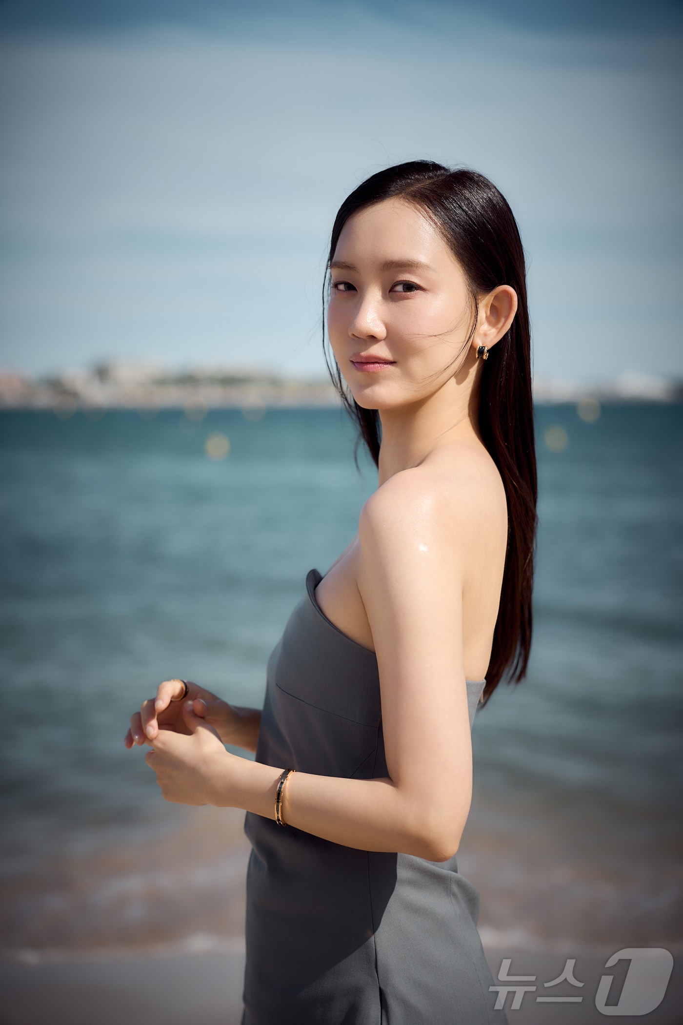 제79회 칸 국제영화제가 열리고 있는 16일(현지 시각) 프랑스 남부 소도시 칸 팔레 데 페스티발(Palais des Festivals) 한국영화진흥위원회 부스 인근 크루아제트 해변에서 열린 영화 ‘군체’ 출연진 화보 촬영에서 배우 신현빈이 포즈를 취하고 있다. (쇼박스 제공. 재판매 및 DB 금지) 2026.5.17 ⓒ 뉴스1 이준성 특파원