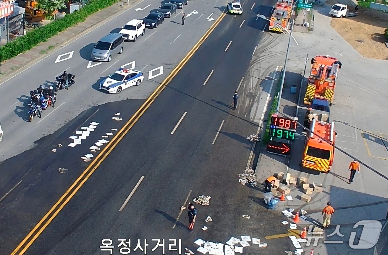  아산 온천동 기름 유출 현장. (도로공사 CCTV 갈무리, 재판매 및 DB금지) / 뉴스1