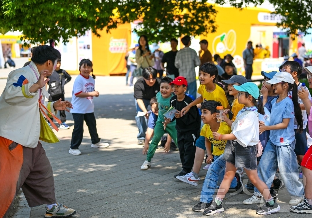 성주 참외·생명문화축제에 참가한 아이들이 16일 웰컴 테라스 쇼로 진행된 오징어 게임을 하며 즐거운 시간을 보내고 있다.(성주군 제공. 재판매 및 DB금지) 2026.5.17 ⓒ 뉴스1 정우용 기자