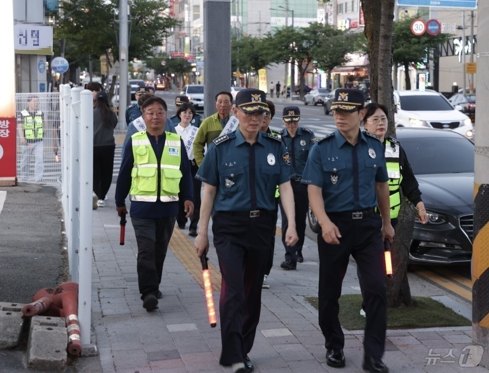 지난 17일 최근 발생한 고교생 대상 흉기 난동사건 관련, 범죄 불안감 해소를 위해 자율방범대·생안협의회 등 협력단체와 함께 ‘안동시 옥동 상업지구’ 일대 위력 합동순찰을 전개했다. 2026.5.17 ⓒ 뉴스1 김대벽기자