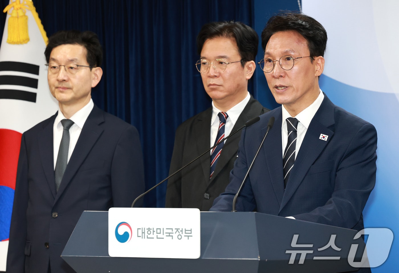 김민석 국무총리가 17일 서울 종로구 정부서울청사에서 삼성전자 파업 관련 대국민 담화를 하고 있다. 왼쪽부터 윤창렬 국무조정실장, 김영훈 고용노동부 장관, 김 총리. 2026.5.17 ⓒ 뉴스1 임세영 기자